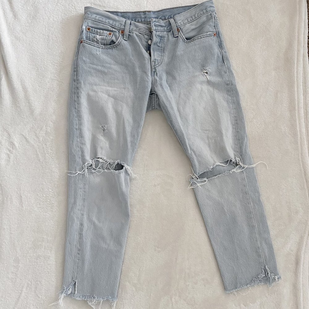 Levi's 501 T Tapered Light Distressed Ripped Fraye